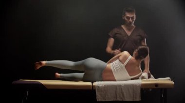 Profesyonel masör kadınlarda geri ayarlama yapıyor.