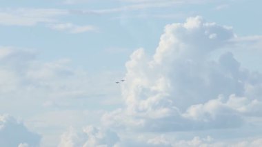 İki yetenekli pilot senkronize bir hava manevrası gerçekleştiriyor ve zıt kutuplarda bulutlar oluşturan bir kalp şekli yaratıyorlar.