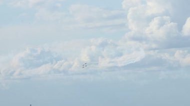 Bulutlu bir gökyüzünde dublörlük yapan uçaklar