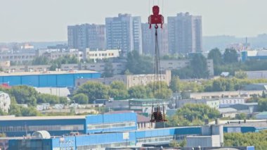 İnşaat vinci inşaat malzemelerini şehrin üzerine kaldırıyor