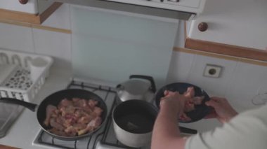 Pişirin çiğ tavuk budu ekleyin tabaktan ocağın üstündeki tencereye