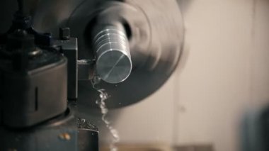 Fabrika, sanayi kavramı, metal talaşı ter makinede metal parçaların yapma, ön görünümü, yakın çekim