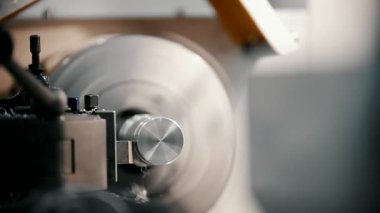 Metal parçaların ter makine fabrikası, endüstriyel kavramı, metal talaşı bir sürü kesim, ön görünümü, yakın çekim