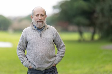 Kendine güvenen, rahat, son sınıf öğrencisinin portresi. Parkta sakin bir günün tadını çıkarıyor. Huzur ve memnuniyet hissi veriyor.