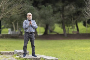 Doğada farkındalık uygulayan yaşlı bir adam, emeklilik süresince refahı ve sükuneti teşvik ediyor