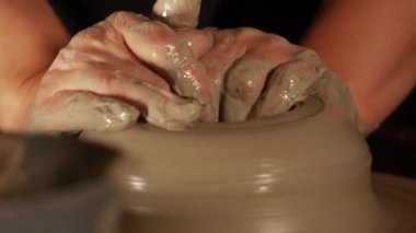 Direksiyonda ıslak kille çalışan kadın eller. Orta çekim