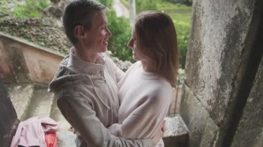 Romantik çift, Quinta da Regaleira 'nın tarihi taş basamaklarını kucaklayarak hassas bir anı paylaşıyor.