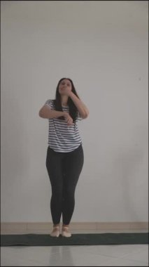 Zarif dansçı, minimalist bir arkaplana karşı çağdaş bir dans figüründe anlamlı hareketler sergiliyor.