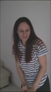 Kadın farklı pozlarda enerjik bir şekilde dans ediyor.