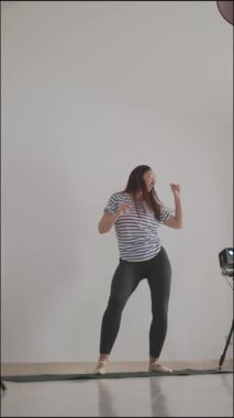 Parlak bir stüdyoda hareketlerini mükemmelleştiren enerjik dansçı çağdaş tarzını sergiliyor.