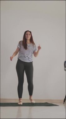 Kadınlar evde dans hareketleri çalışırlar.