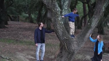 Ebeveynler ve çocuklar parkta oynuyorlar, birlikte eğleniyorlar.