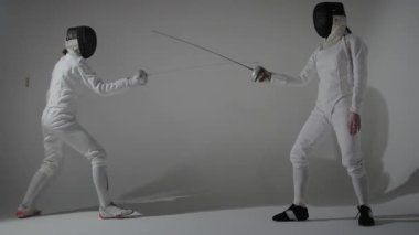 Eskrim - iki antrenman katılımcısı sırayla birbirlerine saldırıyor. Orta çekim