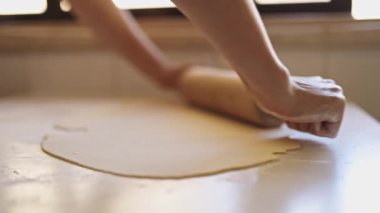 Pasta şefi hamuru oklavayla dağıtıyor, turta ya da tart için zemin hazırlıyor.