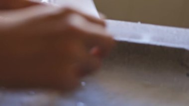 Kalp şeklinde turta hamuru hazırlayan kadın.