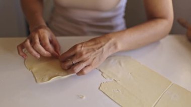 Bir hamur parçasında örgü ören kadın, adım adım.