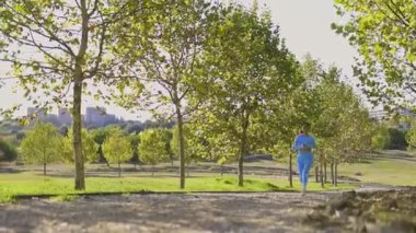 Parkta koşan genç sporcu kadın.