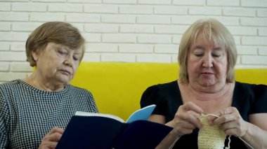 İki son sınıf öğrencisi öğleden sonranın keyfini çıkarırlar. Biri yüksek sesle okurken diğeri örgü örer. Arkadaşlık ve eğlence gösterisi yapar.