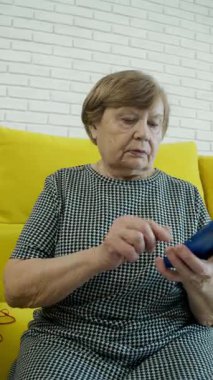 Üst düzey bir kadın akıllı telefon kullanıyor, mesajlaşmadan telefon görüşmesine geçiyor.