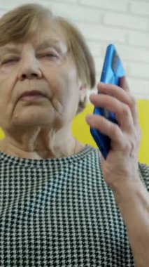 Cep telefonu kullanan kıdemli bir kadın, farklı ifadelerin kolajı.