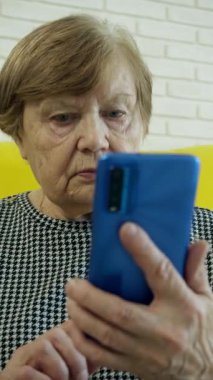 Üst düzey bir kadın akıllı telefondan video görüşmesi yapıyor.