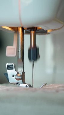 Dikiş makinesinin iğnesini defalarca delen kumaşı kapat
