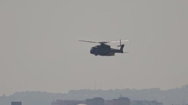 Şehrin üzerinde uçan askeri helikopter.