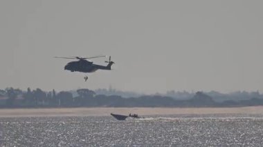 Askeri helikopter eğitim sırasında askerleri sürat teknesine indirdi