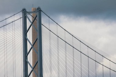 Büyük Demir Şehir Köprüsü 'nün tepesinde - döşeme ve kablolar