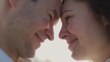 Romantik çift yakınlık ve şefkat dolu bir anın tadını çıkarıyor.