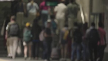 Turistler ve gezginler metro merdivenlerinden iniyorlar.