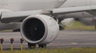 Jet motoru bir havaalanı pistinde ısı sisi yayıyor.