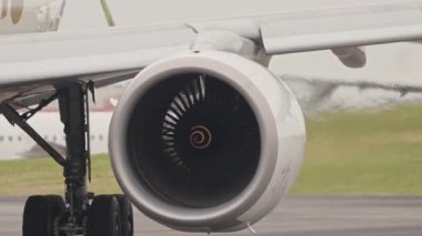 Jet motoru dönüyor, kalkışa hazırlanıyor.