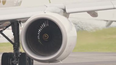 Jet motoru bir havaalanı pistinde dönüyor ve hava akımı oluşturuyor
