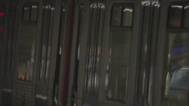 Metro treni yolcularla birlikte geçiyor.
