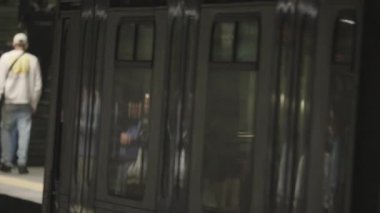 Metro istasyonundan çıkan turist ve banliyö kalabalığı