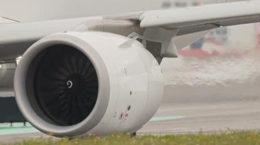 Uçak motoru yerde test ediliyor, sıcak hava ve su buharı püskürtülüyor.