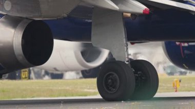 Uçak tekerlekleri kalkıştan önce pistte hareket ediyor.