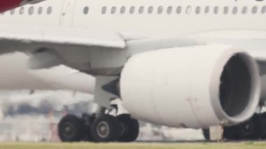 Kanat altındaki jet motoru havalimanı pistinde çekiliyor