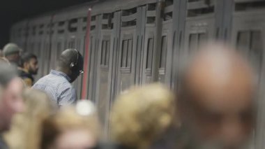 10 Nisan 2025, Lizbon, Portekiz - Cais de Sodre İstasyonu - Metro yolcuları tren peronunda bekliyor