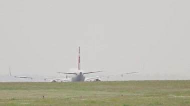 10 Nisan 2025, Lizbon, Portekiz - Havaalanından kalkan beyaz yolcu uçağı