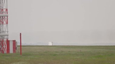 10 Nisan 2025, Lizbon, Portekiz - Havaalanından kalkan beyaz yolcu uçağı