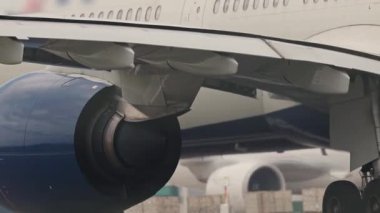 Havaalanı pistine inerken yolcu uçağı motoru ve iniş takımlarının görüntülerini kapatın.