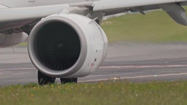 Jet motoru çalışıyor ve taksi süresince gücü arttırıyor.