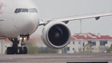 Beyaz yolcu uçağı piste Taksilemek