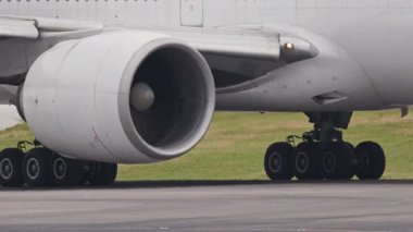 Havaalanı pistinde taksicilik yapan büyük bir yolcu uçağının jet motoru.