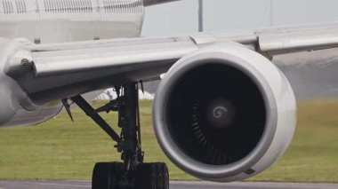 Uçak pistte uçarken kanat esniyor.