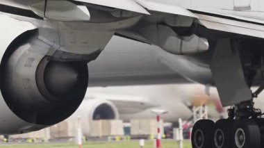 Uçak motorunun ve kanat kanatlarının pist üzerinde taksicilik yaparken ayarlanış görüntüsünü kapat