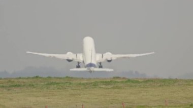 Pistten kalkan yolcu uçağı bulutlu bir günde kalkıyor.