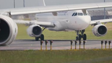 Beyaz yolcu uçağı piste iniyor.